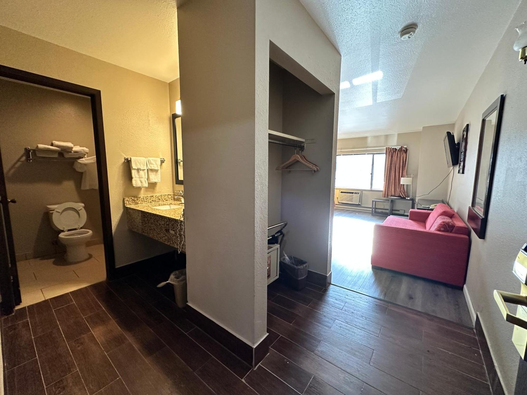 Rodeway Inn & Suites Madison East Luaran gambar