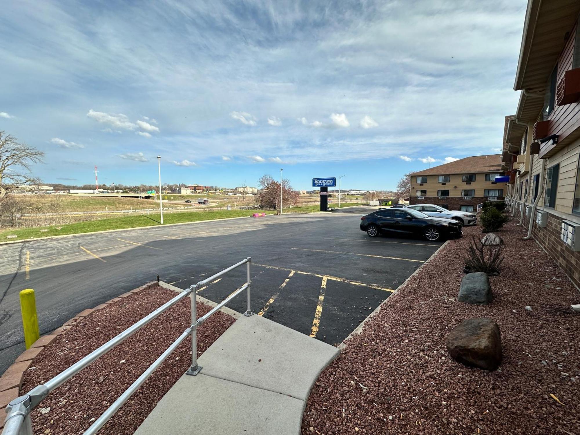 Rodeway Inn & Suites Madison East Luaran gambar
