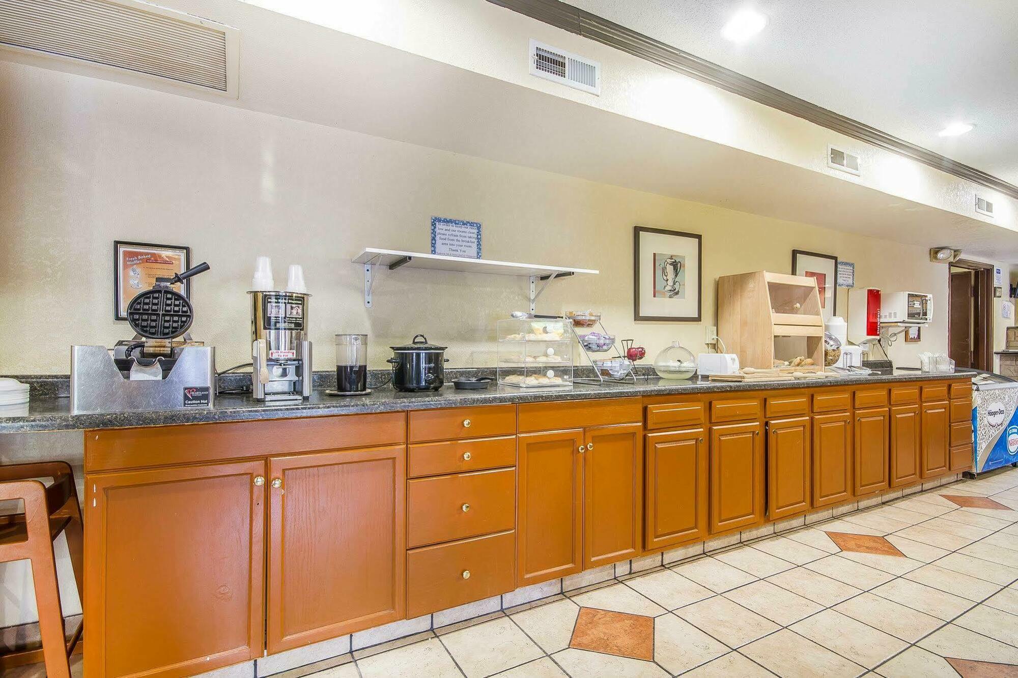 Rodeway Inn & Suites Madison East Luaran gambar